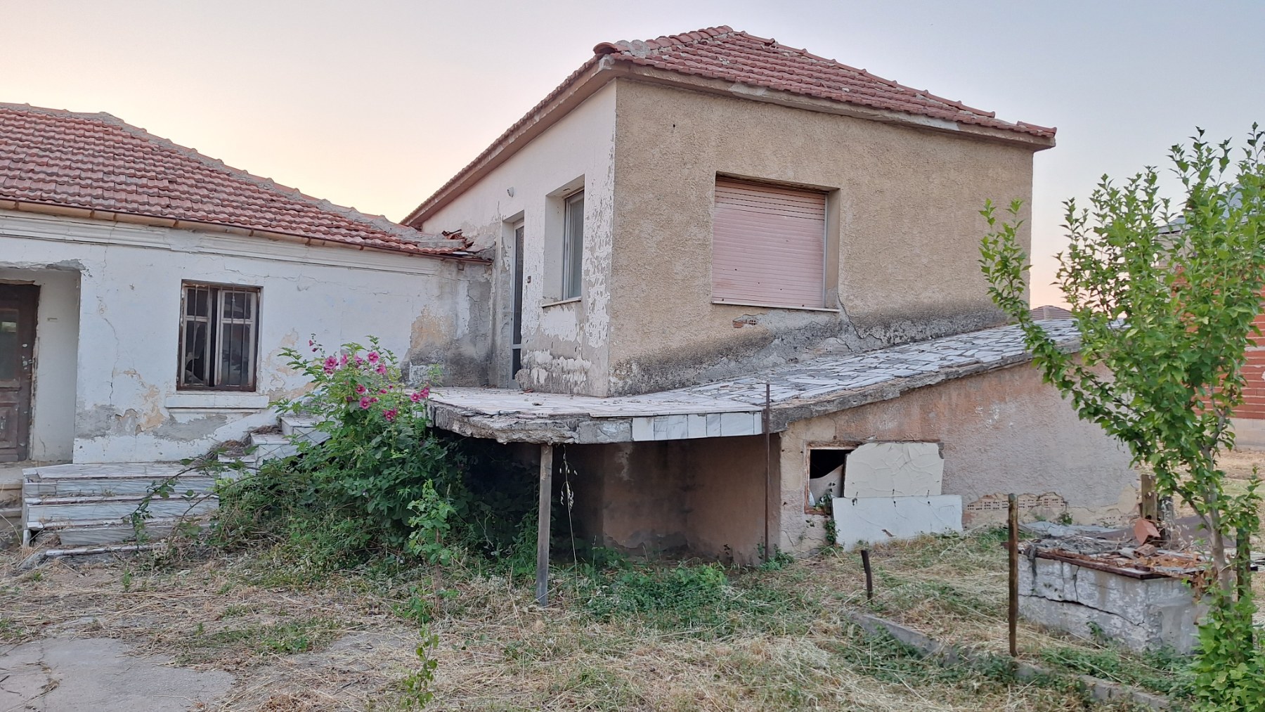 ΟΙΚΟΠΕΔΟ 1051τ.μ. με 2 ΚΤΙΣΜΑΤΑ 4